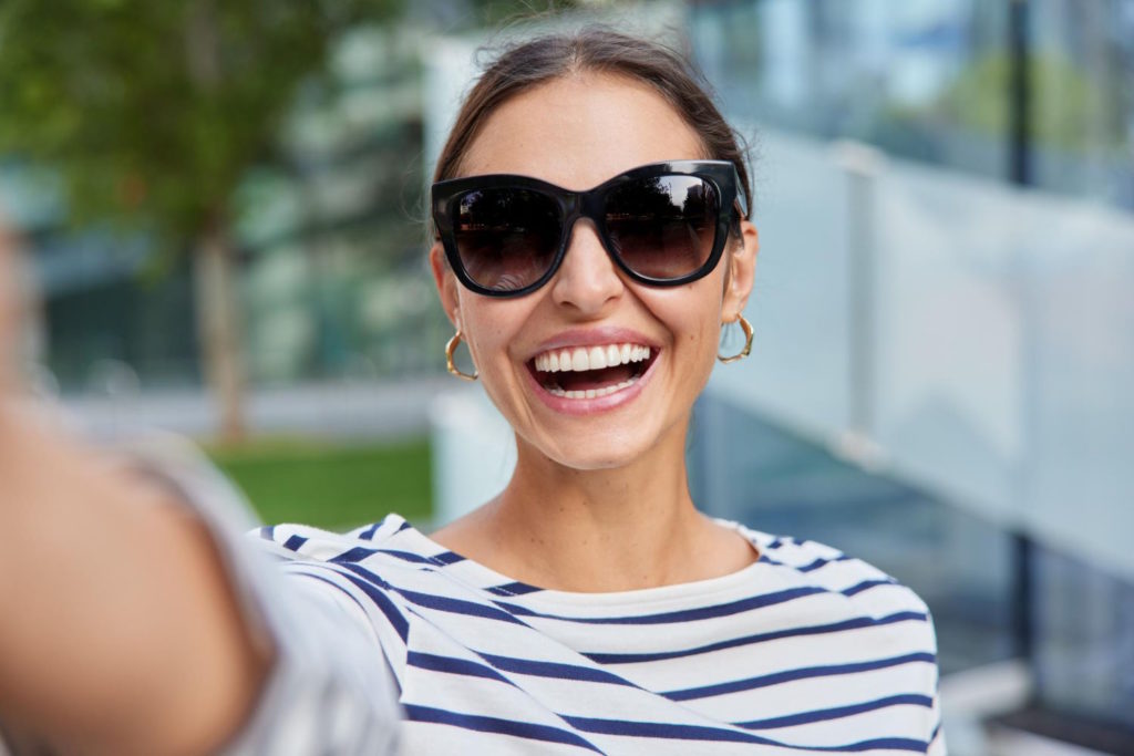 Okulary przeciwsłoneczne to nieodłączny element wyposażenia każdej kobiety, która ceni sobie modny i praktyczny dodatek.