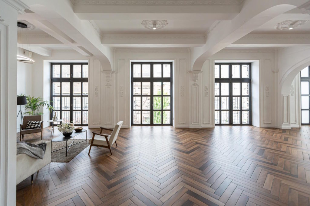 Podłogi z drewna są nie tylko estetyczne, ale także trwałe i naturalne