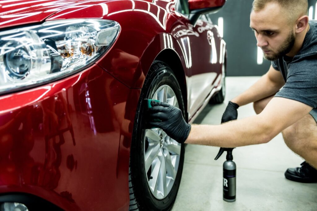 Renowacja lakieru wymaga odpowiedniej wiedzy oraz zestawu narzędzi.